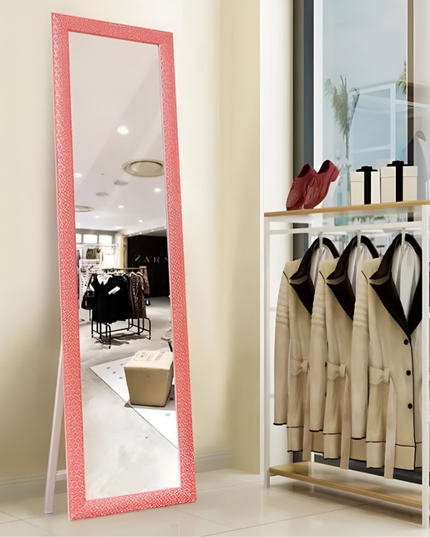 مرآة قائمة بإطار أسود