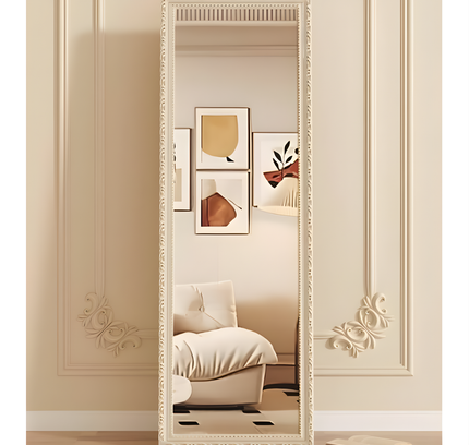 مرآة قائمة بإطار أسود