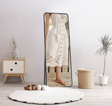 مرآة مستطيلة قائمة باللون الأسود